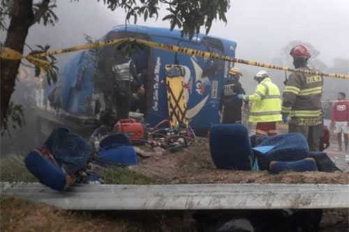 volcamiento de un bus con hinchas de fútbol en Ecuador Varios muertos al volcar un bus con hinchas de fútbol en Ecuador